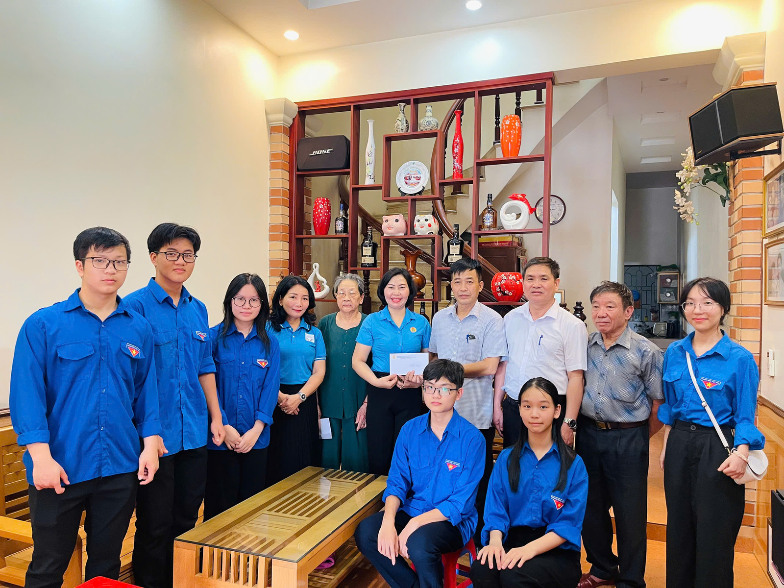 Thắp lên ngọn lửa tình người – thầy trò trường THPT chuyên Nguyễn Trãi hướng về nạn nhân chất độc da cam/dioxin.